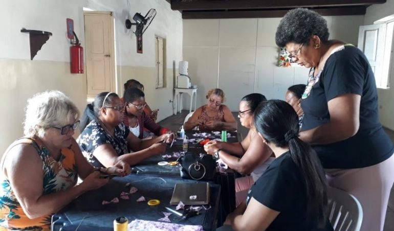 Educandário Santa Tereza oferece curso gratuito de artesanato para mulheres em Olinda