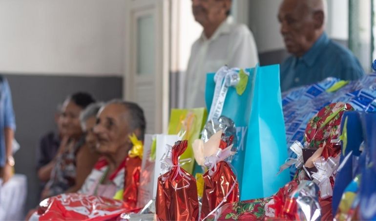 Grupo Ser Ativo leva doações e presentes a idosos de abrigo da Santa Casa