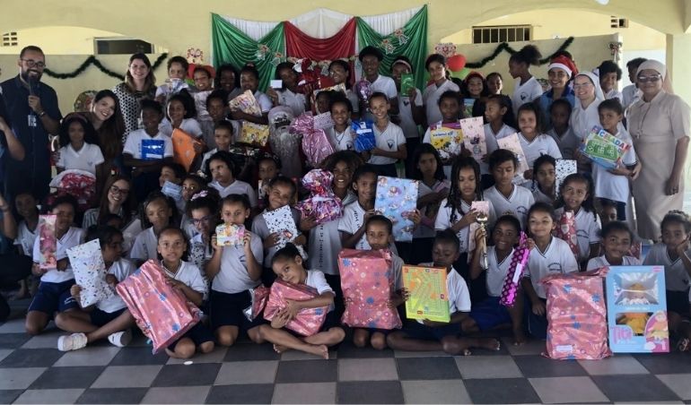 Ser Ativo: crianças atendidas pela Santa Casa ganham presentes de Natal
