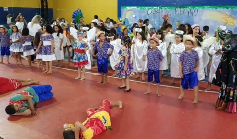 Alunos do Colégio Santa Luísa de Marillac encenam o Baile do Menino Deus