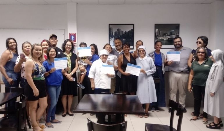 Alunos do Instituto de Cegos comemoram conclusão de curso de Gastronomia