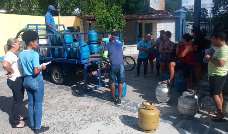 Famílias atendidas pela Santa Casa Recife recebem vale-gás em ação solidária