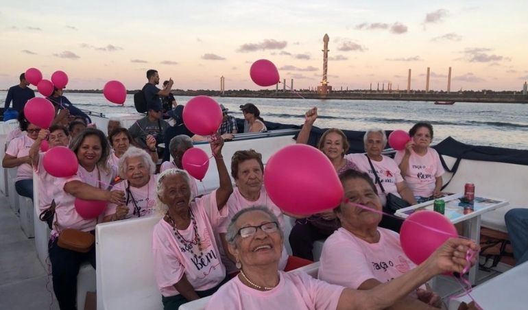 Idosas de abrigo da Santa Casa Recife têm tarde especial a bordo de catamarã