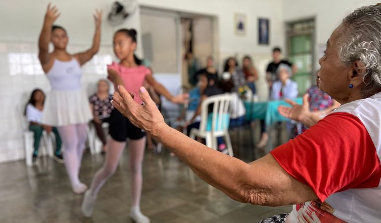 Idosas e crianças atendidas pela Santa Casa Recife se unem em espetáculo musical e de balé